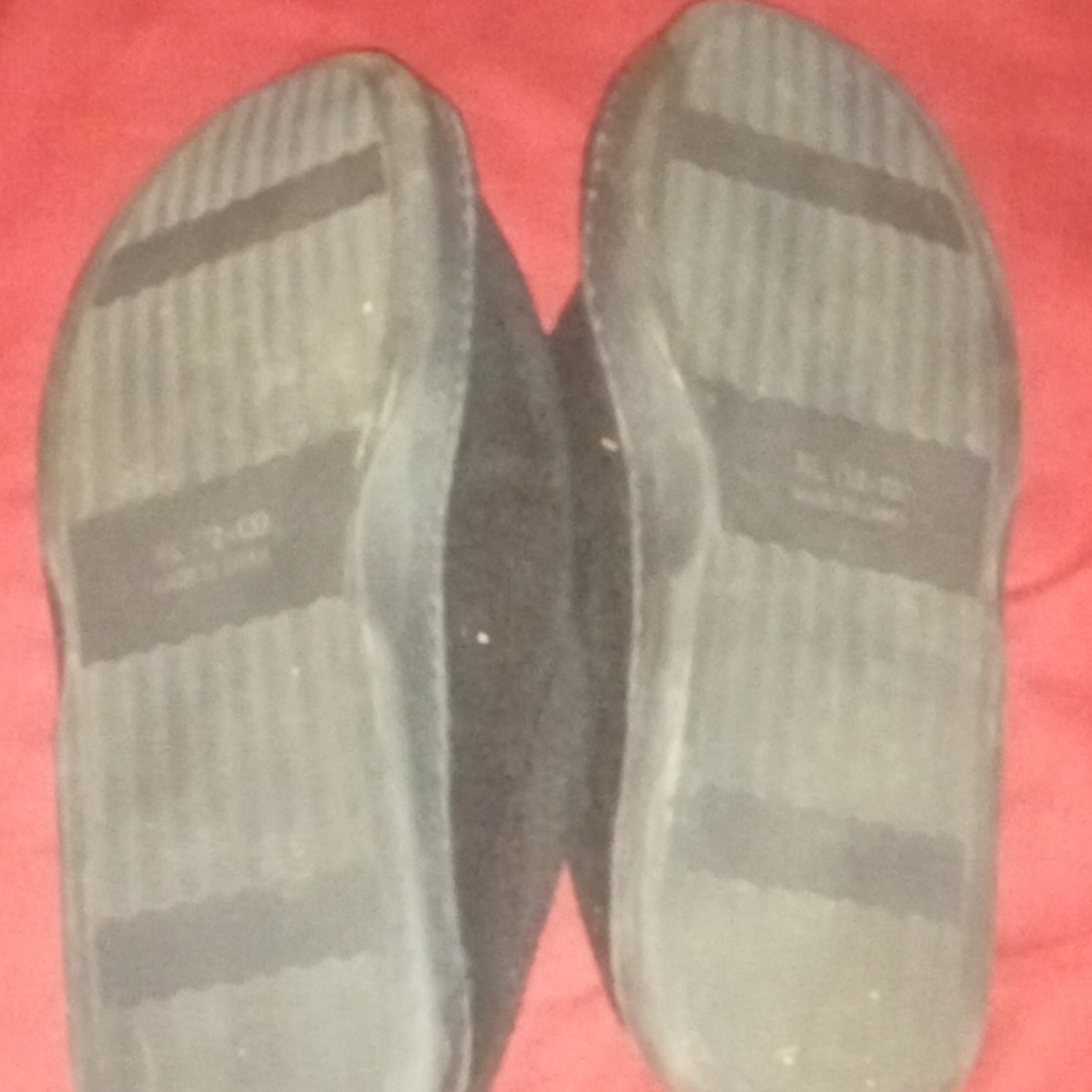 A pair of extra large slippers - Picture 3 of 4